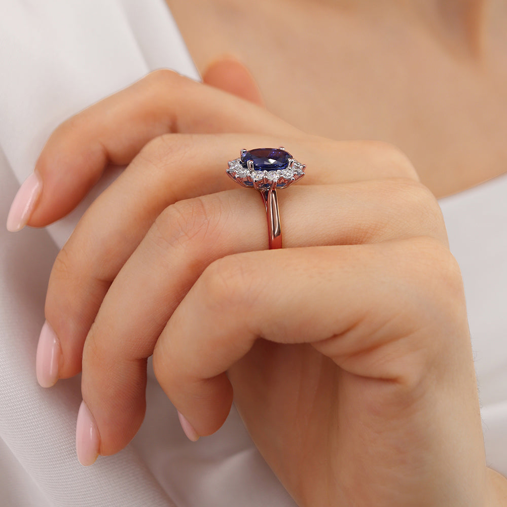 Model hand view 2 – Demonstrates how the design enhances everyday grace with a touch of noble charm.