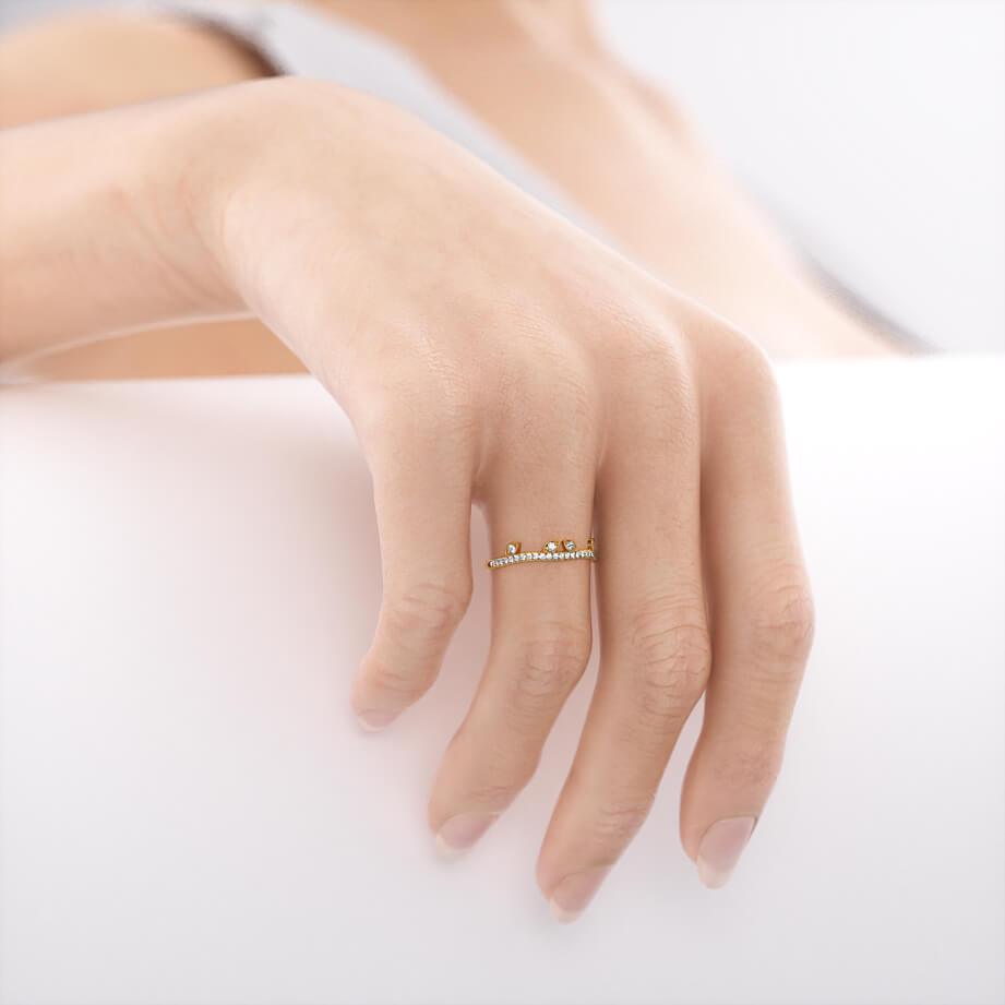 Hand model wearing bar-set yellow gold ring, showing off its bold structure.